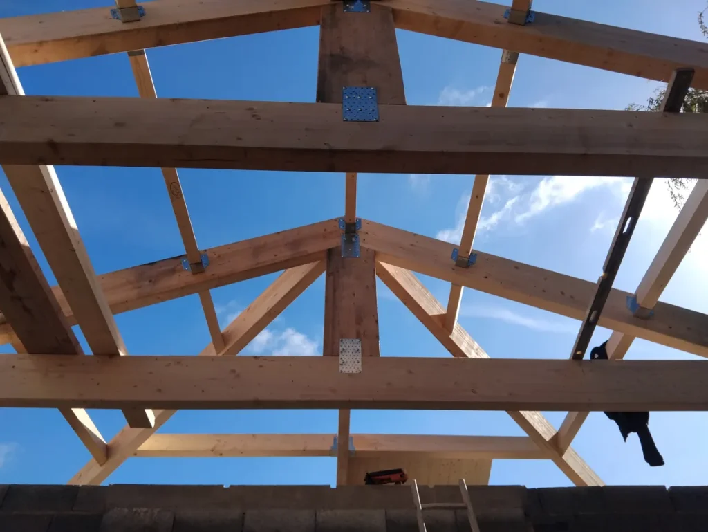 Réalisation de charpente par Joussemet Construction, entreprise de construction aux Sables d'Olonne